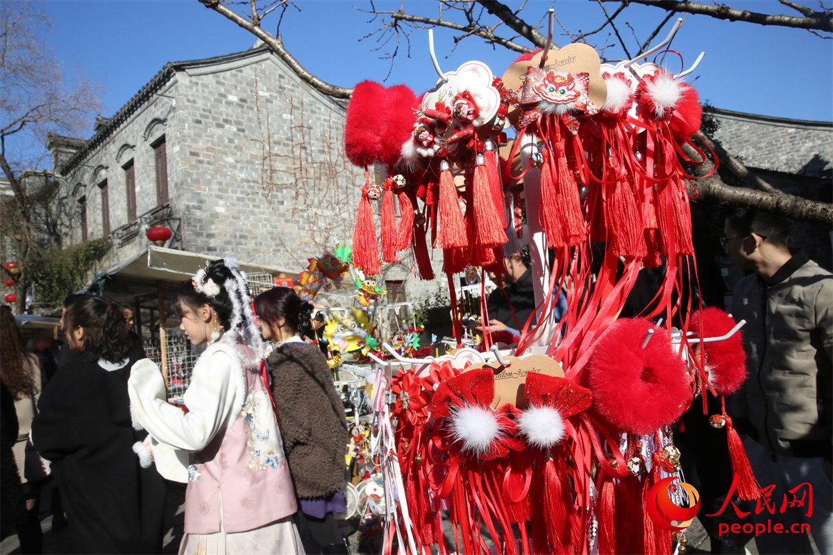 游客身著傳統(tǒng)服飾游南京老門(mén)東歷史文化街區(qū)。人民網(wǎng)記者 劉微攝
