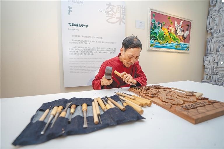 △2024年3月25日，在博鰲東嶼島文化公園海口城市展現(xiàn)場，非遺傳承人展演龍?zhí)恋窨趟囆g。