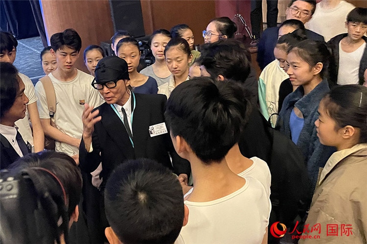 松山芭蕾舞團(tuán)總代表清水哲太郎與中央芭蕾舞團(tuán)舞蹈學(xué)校的學(xué)生們交流。人民網(wǎng)記者 張麗婭攝