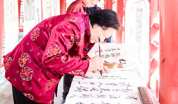 杏花節(jié)書畫展上書法家現(xiàn)場創(chuàng)作。受訪方供圖