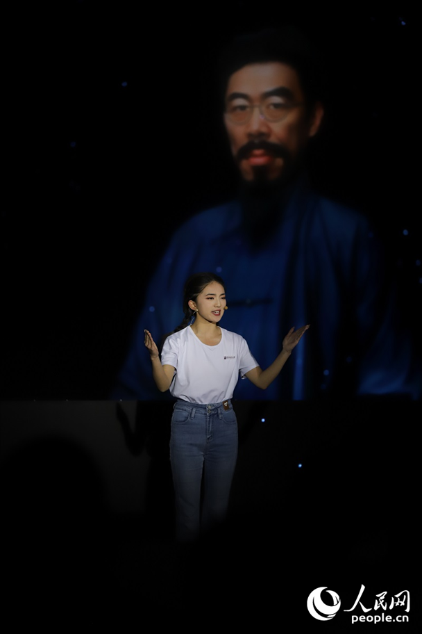 數(shù)字人“聞一多”與青年學生隔空對話。人民網(wǎng)記者 李發(fā)興攝