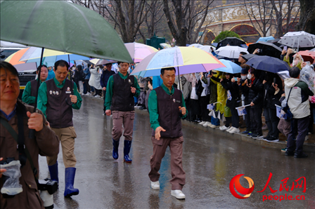 飼養(yǎng)員姜哲遠(yuǎn)和宋永寬為“福寶”開路送行。人民網(wǎng) 李帆攝