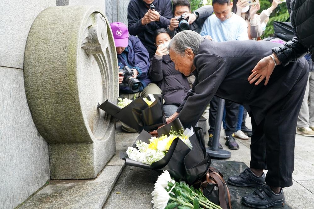 南京大屠殺幸存者夏淑琴在獻(xiàn)花。新華社記者李博 攝