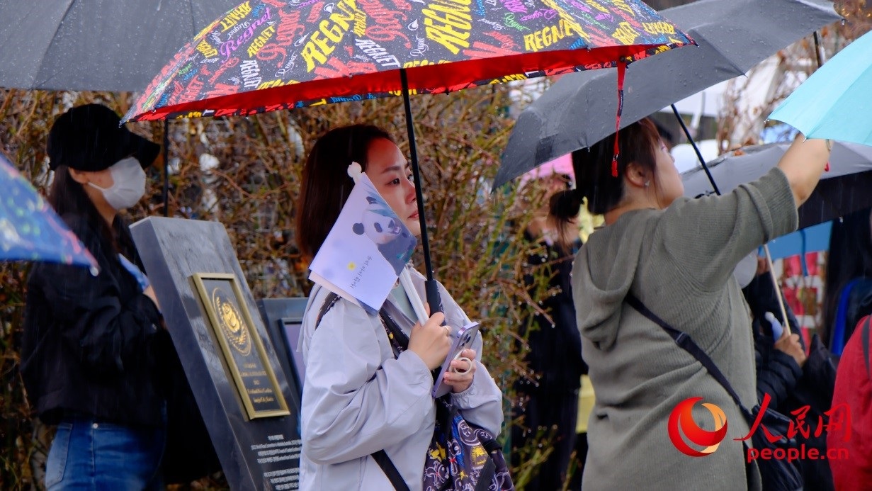 粉絲注視“福寶”車輛，滿眼不舍。 人民網(wǎng) 李帆攝