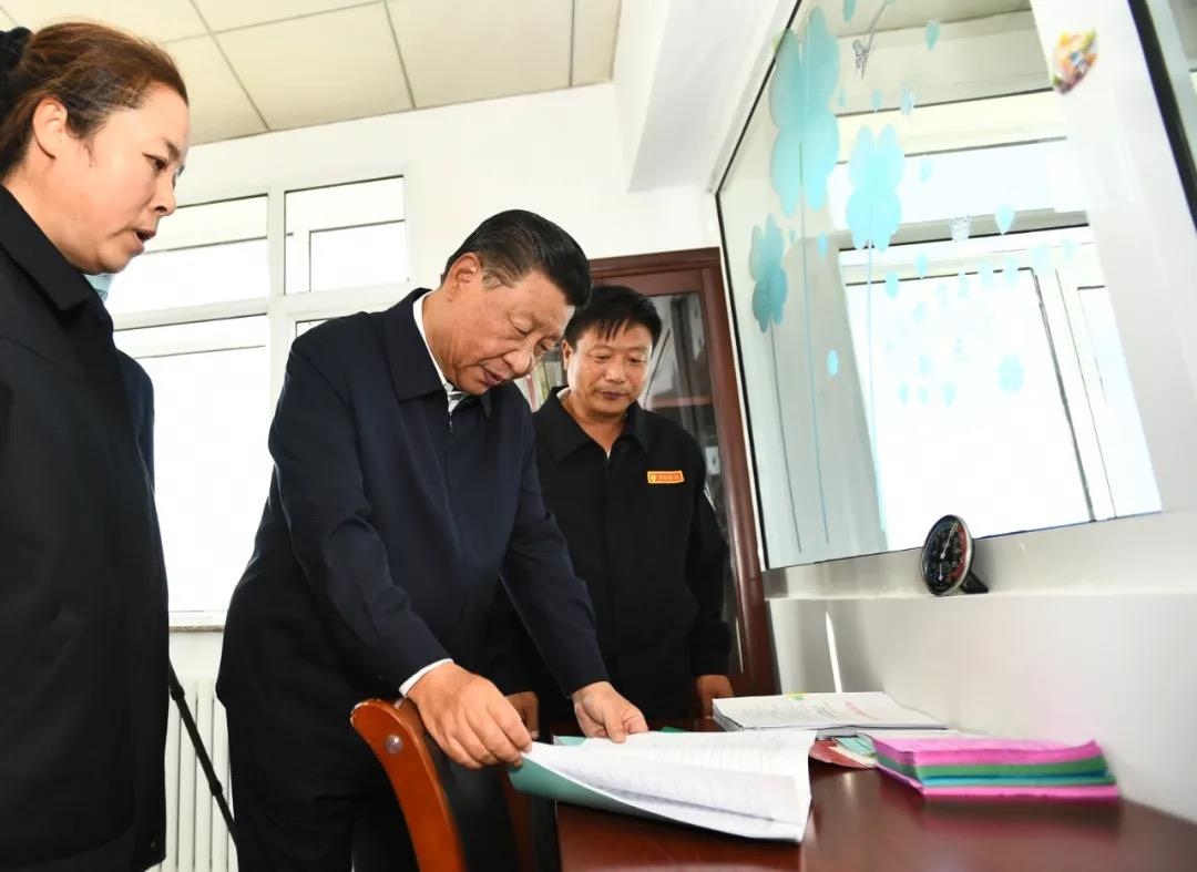 △2021年8月23日，在河北塞罕壩機械林場考察時，習近平總書記親切看望護林員劉軍、王娟夫婦，并登上望海樓，詳細了解他們的日常工作和飲食起居情況。