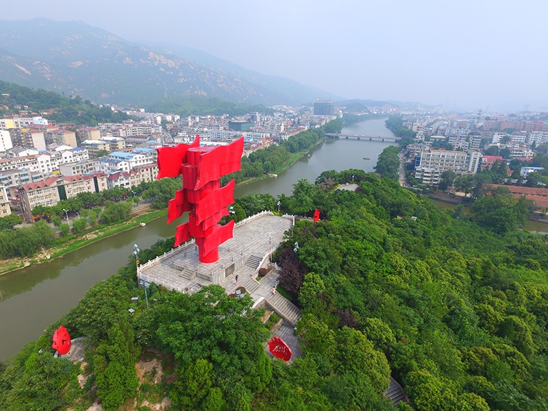 這是河南省信陽市新縣鄂豫皖蘇區(qū)首府革命博物館附近的英雄山八面紅旗雕塑。