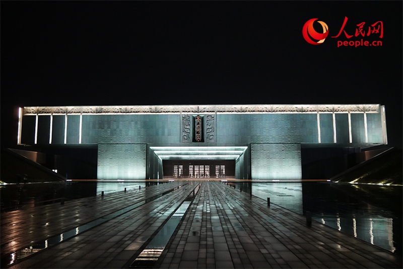 夜間的殷墟博物館外景。人民網(wǎng)記者 韋衍行攝