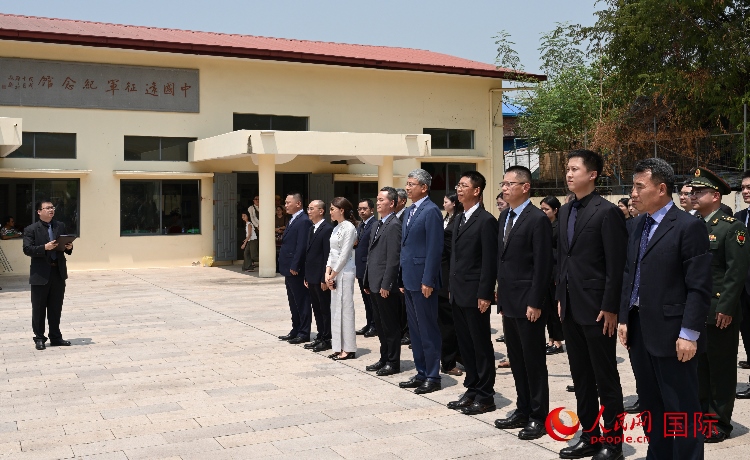 全體人員默哀追思。人民網(wǎng)記者 謝佳君攝