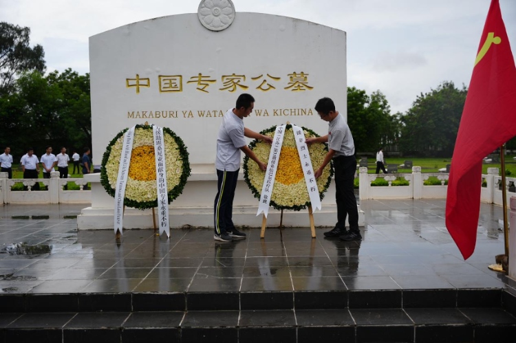 醫(yī)療隊(duì)隊(duì)長(zhǎng)敬獻(xiàn)花圈。中國(guó)援桑醫(yī)療隊(duì)供圖