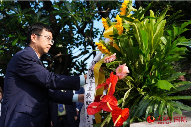 中國(guó)駐菲律賓使館周志勇臨時(shí)代辦一行向菲律賓華僑抗日烈士紀(jì)念碑、烈士墓等敬獻(xiàn)花圈。人民網(wǎng)記者 樊帆攝