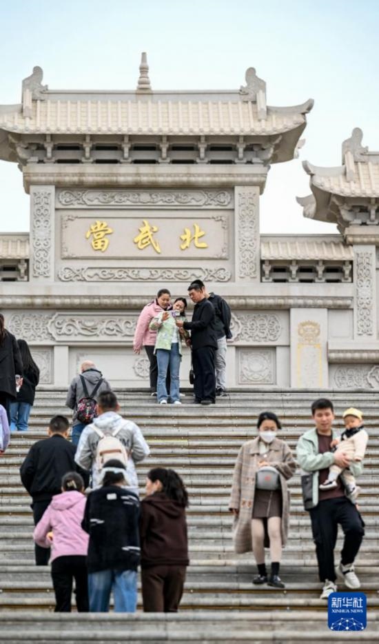 4月5日，游客在寧夏石嘴山市北武當(dāng)生態(tài)旅游區(qū)游玩、拍照。新華社記者 馮開(kāi)華 攝