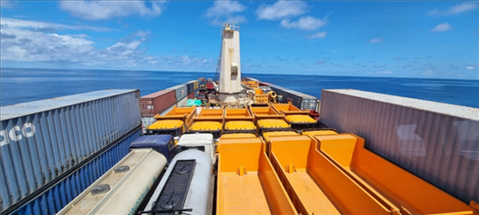 中蘇海運(yùn)直航貨輪在海上行駛。中國駐蘇里南大使館供圖