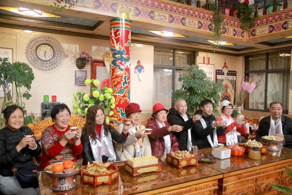 游客們?nèi)胱∶袼藓螅e杯共飲酥油茶。新華社記者 邱星翔 攝