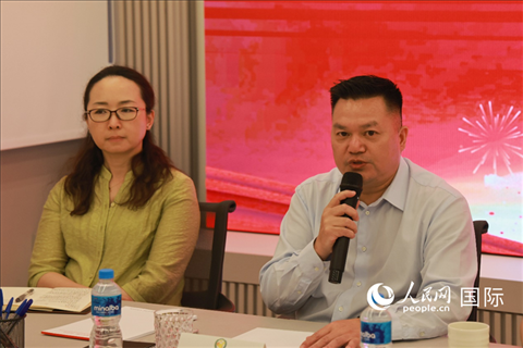 巴西和統(tǒng)會會長張小春（右）在座談會上致辭。人民網(wǎng)記者 陳海琪攝