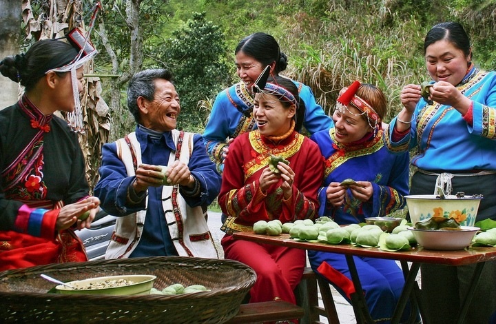 畬族群眾一起做清明果。供圖 共享聯(lián)盟·景寧