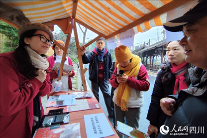 1月6日，“2024成都蒲江柑甜采摘節(jié)”上，記者見到了小萌（左一）和許多年輕人忙著做訪客接待、現(xiàn)場(chǎng)布置、票務(wù)核對(duì)、采摘服務(wù)等工作。人民網(wǎng)記者朱虹攝