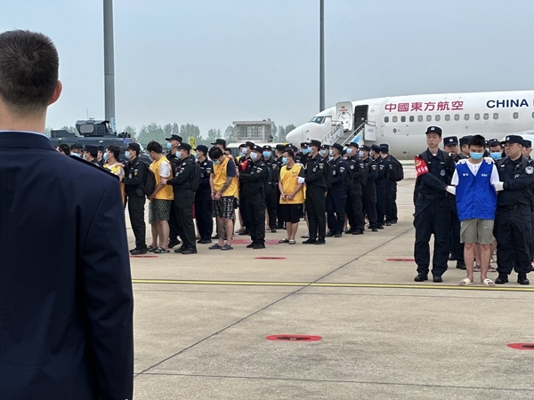中國籍涉賭詐違法犯罪嫌疑人從柬埔寨被押解回國。人民網(wǎng)記者 郝萍攝