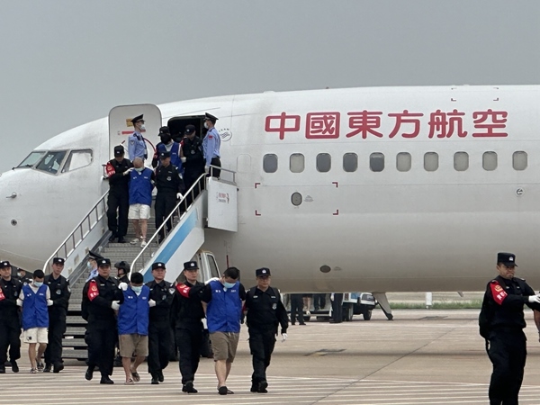 中國籍涉賭詐違法犯罪嫌疑人從柬埔寨被押解回國。人民網(wǎng)記者 郝萍攝