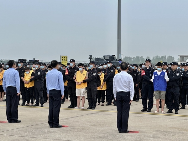 中國籍涉賭詐違法犯罪嫌疑人從柬埔寨被押解回國。人民網(wǎng)記者 郝萍攝