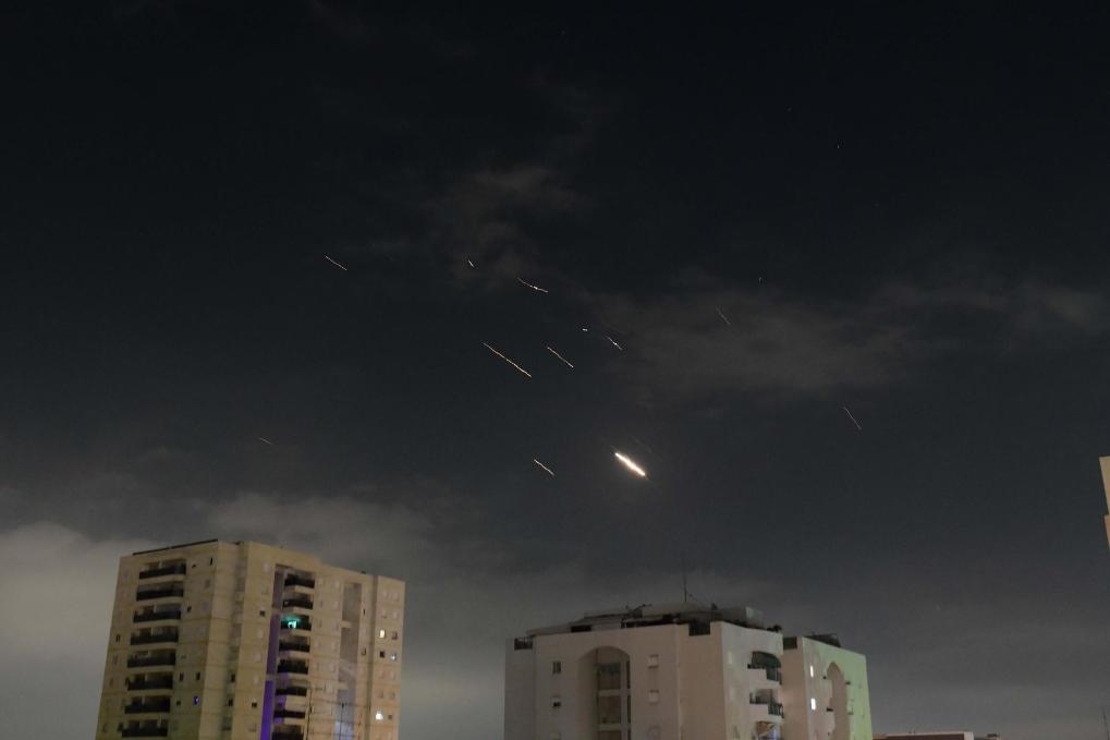 這是4月14日凌晨在以色列特拉維夫上空拍攝的以色列防空系統(tǒng)啟動攔截的畫面。新華社發(fā)（托默·諾伊貝格攝/基尼圖片社）