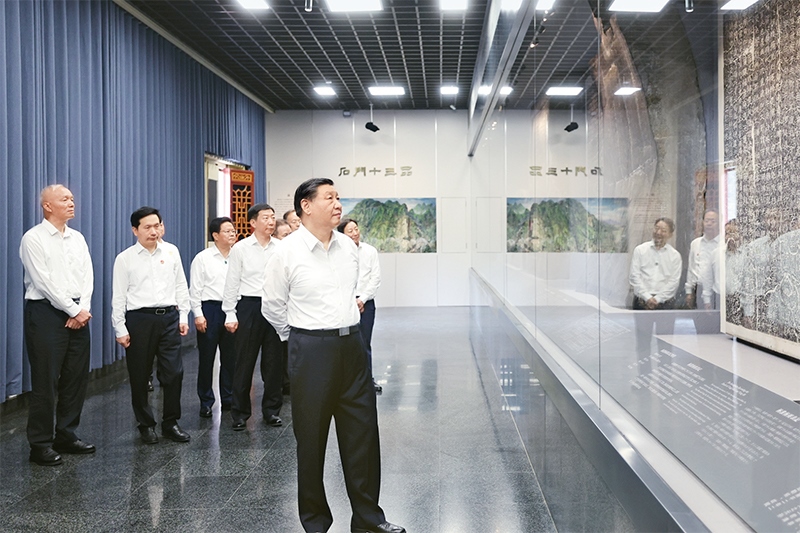 2023年7月29日，中共中央總書記、國(guó)家主席、中央軍委主席習(xí)近平在四川考察結(jié)束返京途中，來(lái)到陜西省漢中市考察。這是習(xí)近平參觀漢中市博物館有關(guān)歷史文物展陳。 新華社記者 鞠鵬/攝