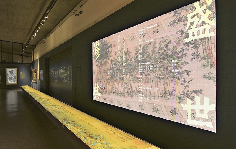 “中國歷代繪畫大系”，是習(xí)近平總書記親自批準(zhǔn)、高度重視的一項(xiàng)規(guī)模浩大、縱貫歷史、橫跨中外的國家級(jí)重大文化工程。圖為中國國家版本館杭州分館展示的“盛世修典——‘中國歷代繪畫大系’”收錄的數(shù)字化古畫（2023年5月31日攝）。 新華社記者 翁忻旸/攝
