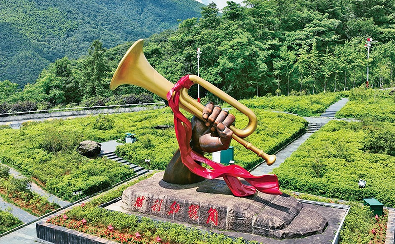 井岡山，是中國革命的搖籃。圖為2023年6月28日在井岡山拍攝的“勝利的號(hào)角”雕塑。 新華社記者 萬象/攝