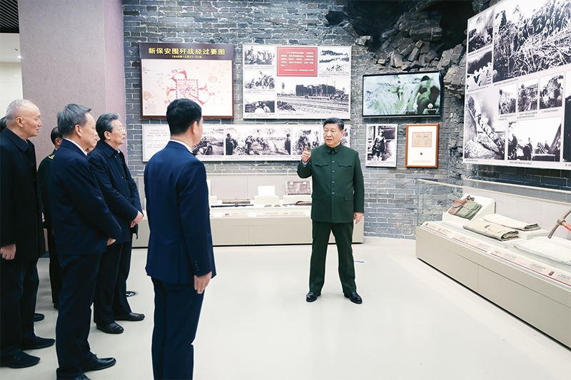2024年2月1日至2日，中共中央總書記、國(guó)家主席、中央軍委主席習(xí)近平來(lái)到天津，看望慰問(wèn)基層干部群眾。這是2日上午，習(xí)近平在平津戰(zhàn)役紀(jì)念館考察。 新華社記者 鞠鵬/攝