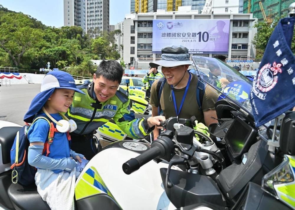 △2024年4月13日，香港特區(qū)政府警務(wù)處舉行“全民國家安全教育日”暨香港警察學(xué)院開放日開幕典禮。這是13日當(dāng)天，警隊(duì)護(hù)送組人員現(xiàn)場向市民介紹其工作。