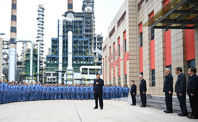 △2023年10月10日，在江西考察的習(xí)近平總書記來到中國石化九江分公司，同企業(yè)員工親切交流。