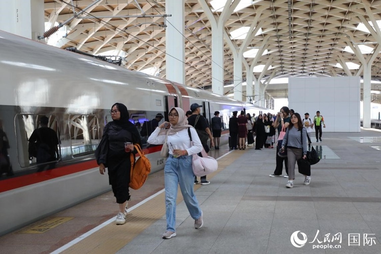 在雅萬高鐵雅加達(dá)哈利姆站站臺(tái)，乘客準(zhǔn)備登上動(dòng)車組列車。人民網(wǎng)記者 曹師韻攝