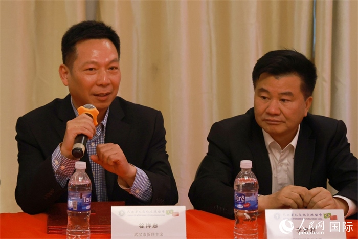武漢市僑聯(lián)主席徐祥忠（左）在座談會(huì)上致辭。人民網(wǎng)記者 陳海琪攝