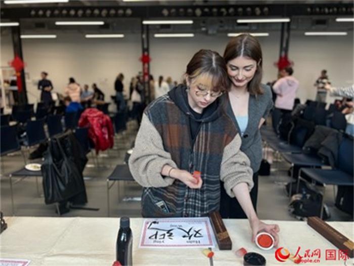 學(xué)生現(xiàn)場體驗(yàn)中國書法。人民網(wǎng)記者 禹麗敏攝