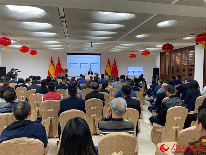 季奕鴻律師主講法律知識。人民網(wǎng)記者 范劍青攝