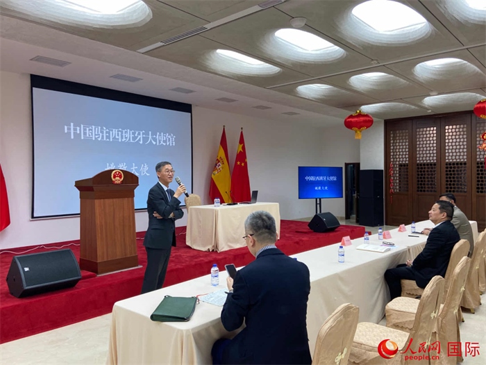 中國駐西班牙大使姚敬在僑界法治講座上致辭。人民網(wǎng)記者 范劍青攝