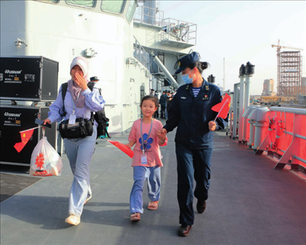 海軍軍艦赴蘇丹緊急撤離我在蘇丹人員。圖為海軍官兵帶領(lǐng)同胞登艦（2023年4月26日攝）。丁家興攝