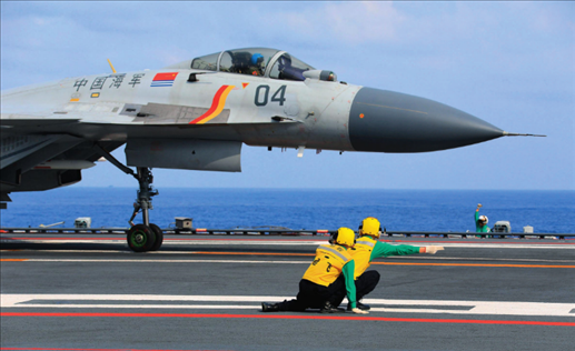 遼寧艦起飛助理作出放飛手勢，殲-15艦載戰(zhàn)斗機(jī)起飛（2020年4月攝）。張凱攝