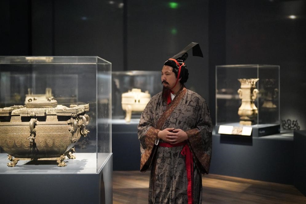 4月19日，一名觀眾身著漢服在美國舊金山亞洲藝術(shù)博物館舉辦的“鳳凰故國——青銅時(shí)代曾楚藝術(shù)展”上參觀。新華社記者吳曉凌攝