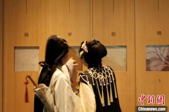身著漢服的年輕人在中國絲綢博物館里看展。毛瑜 攝