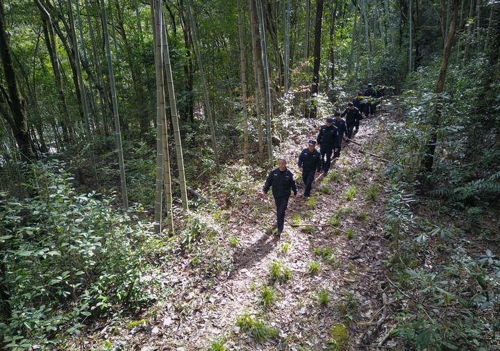 △2022年1月19日，武夷山國(guó)家公園護(hù)林員在巡山。
