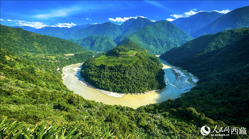 風景秀麗、植被繁茂的西藏林芝市墨脫縣果果塘大拐彎。人民網(wǎng)記者 次仁羅布攝