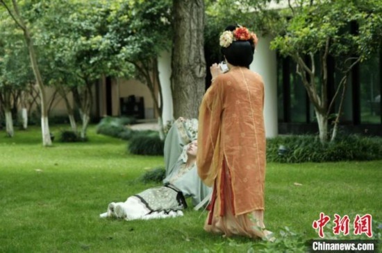 漢服愛好者在中國絲綢博物館里拍攝照片。毛瑜 攝