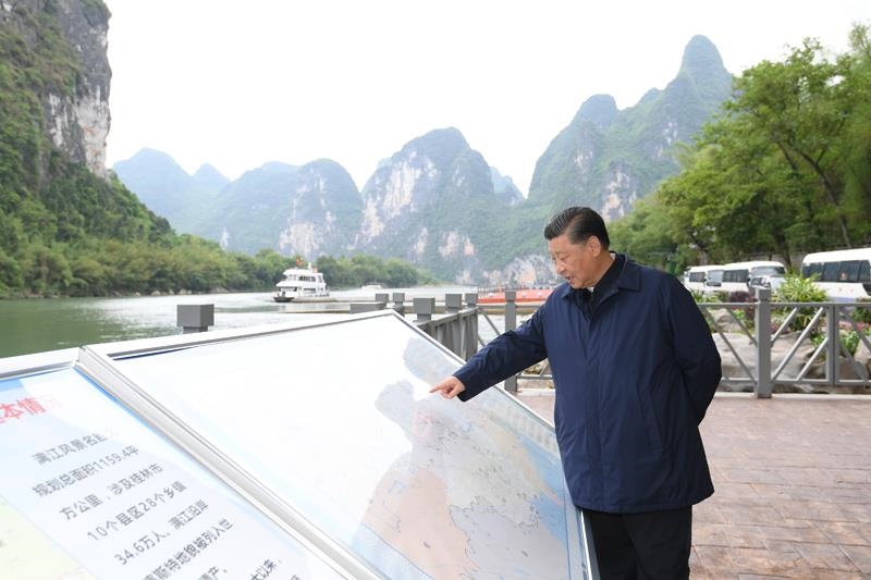 △2021年4月25日，習(xí)近平總書記在廣西桂林市陽(yáng)朔縣漓江楊堤碼頭，了解漓江流域綜合治理、生態(tài)保護(hù)等情況。