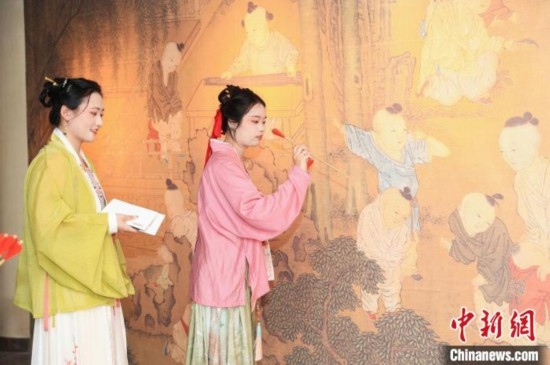 身穿漢服的年輕人參與體驗活動。中國絲綢博物館 供圖
