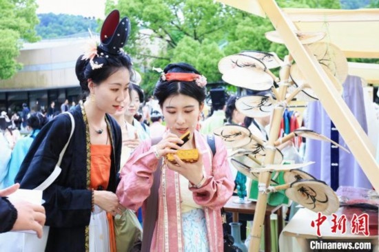 漢服愛好者逛集市。中國絲綢博物館 供圖