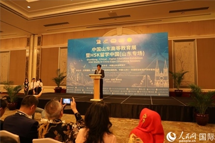 中國駐印尼大使館文化參贊周斌在活動開幕式上致辭。人民網(wǎng)記者曹師韻攝