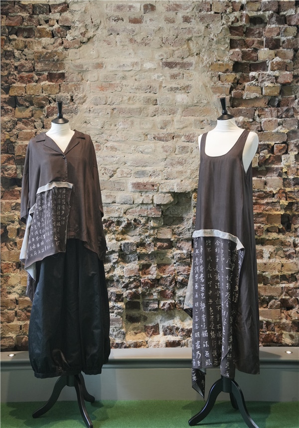 展覽展示的以中國(guó)文字為創(chuàng)作靈感的服裝《心經(jīng)》。主辦方供圖
