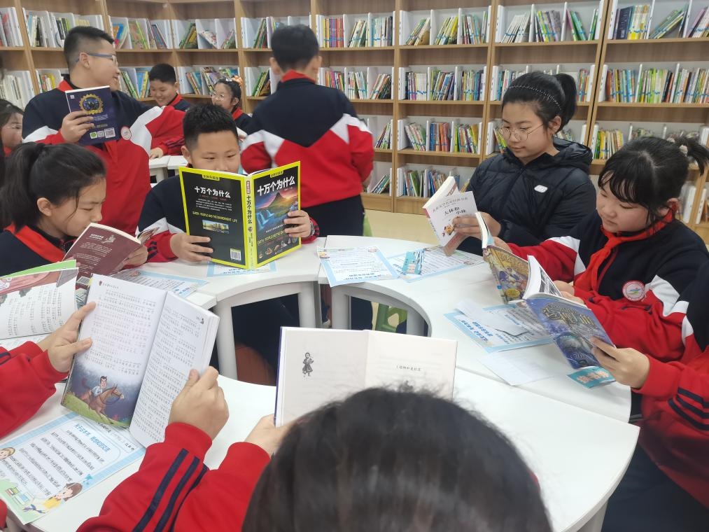 3月28日，遼寧省沈陽市鐵西區(qū)重工街第一小學(xué)的同學(xué)們在智慧圖書借閱室里專注閱讀。（沈陽市鐵西區(qū)委宣傳部供圖）