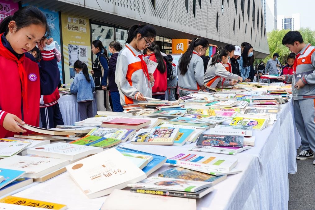 4月20日，山東省濟(jì)南市第十四屆“書香泉城”全民閱讀節(jié)在濟(jì)南市圖書館啟動(dòng)，小學(xué)生在閱讀節(jié)上參與換書活動(dòng)。新華社記者 朱崢 攝
