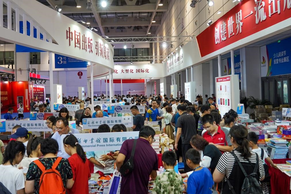 2023年7月31日，在第31屆全國圖書交易博覽會(huì)上，讀者在閱覽選購新書。新華社記者 朱崢 攝